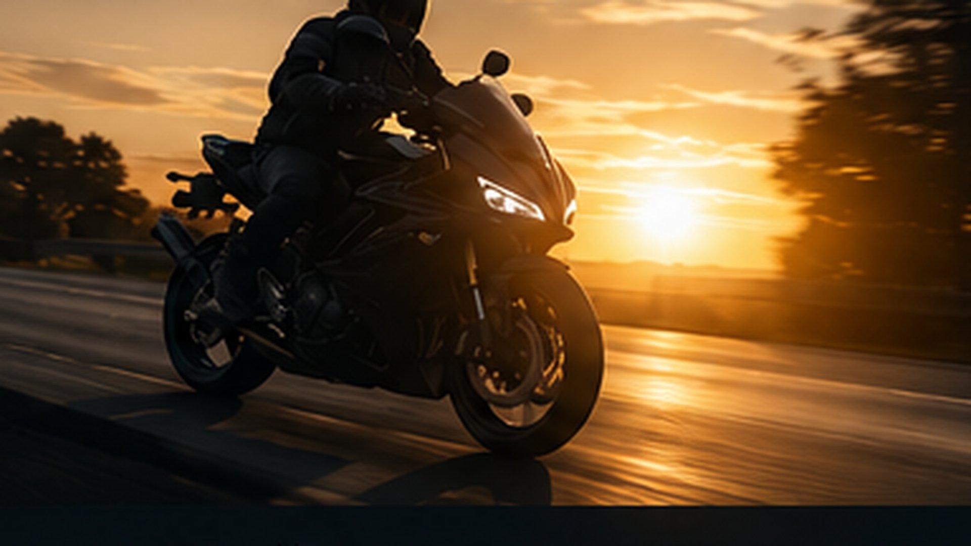 Silhouette de motard sur moto sportive en mouvement sur autoroute au coucher du soleil — ambiance grand route