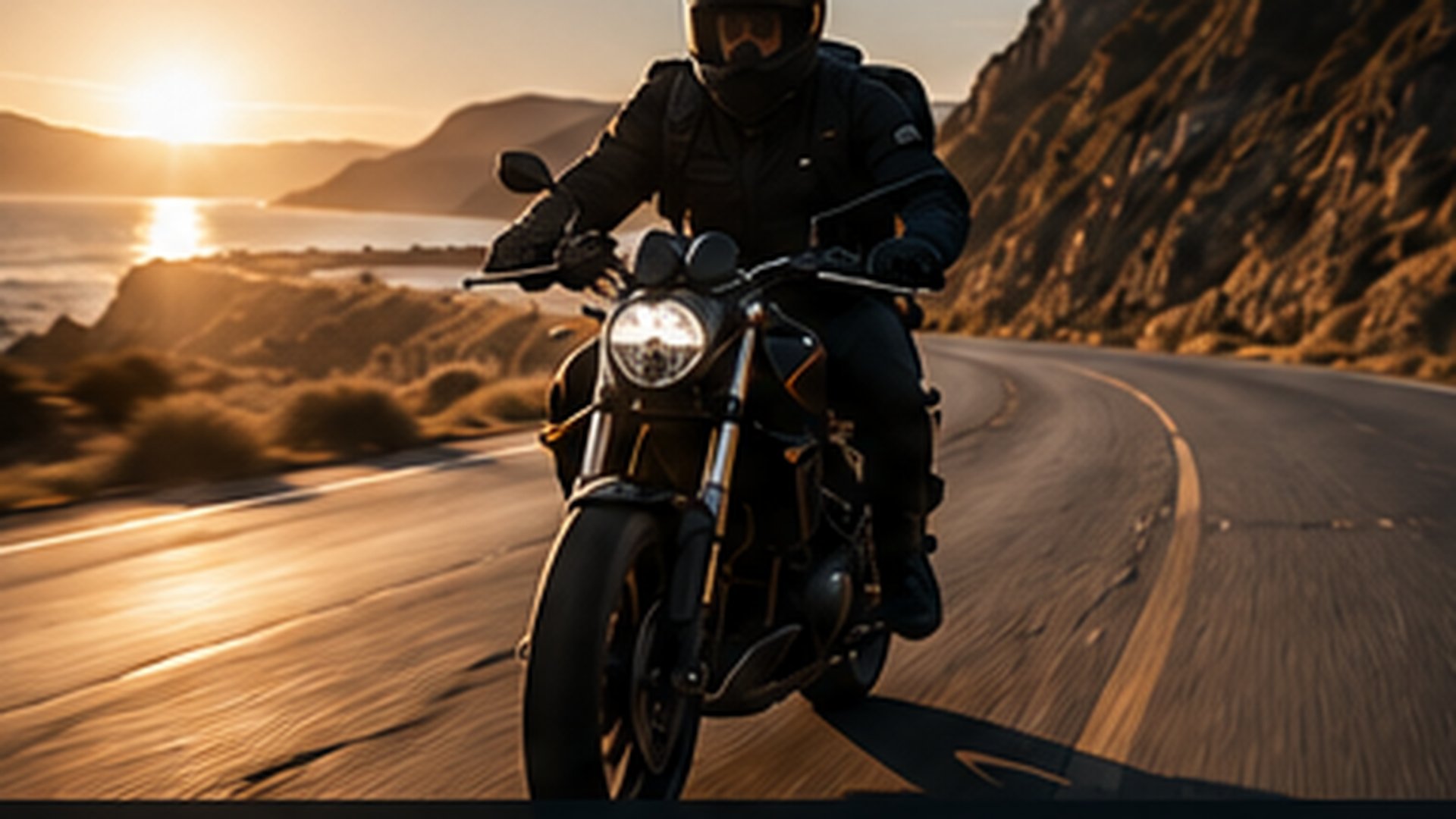 Motard sur route côtière au coucher du soleil en été — symbole de la saison moto et des risques associés à juillet 2026
