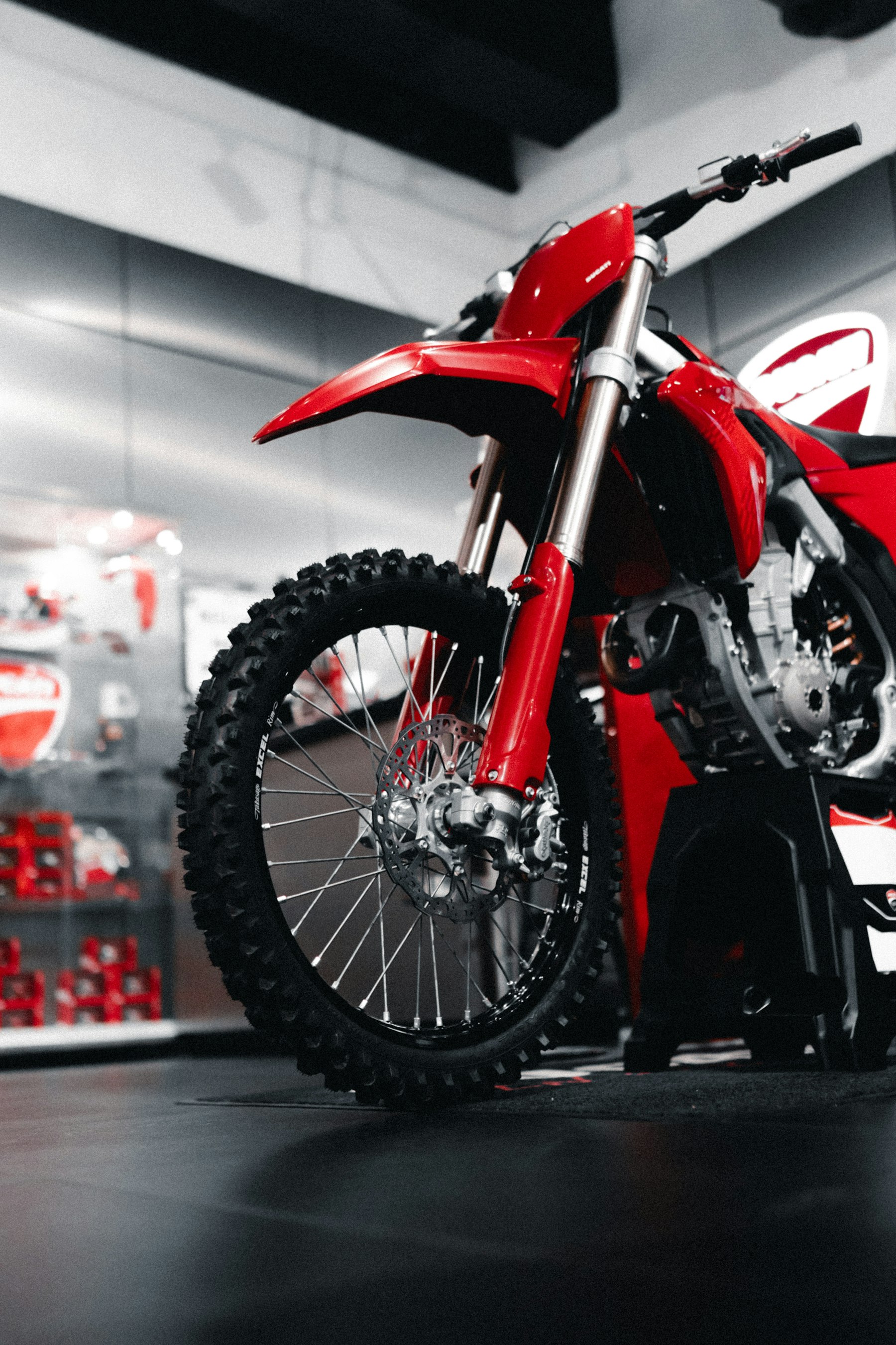 Moto Ducati dans un showroom de concessionnaire — illustration du choix de la première moto