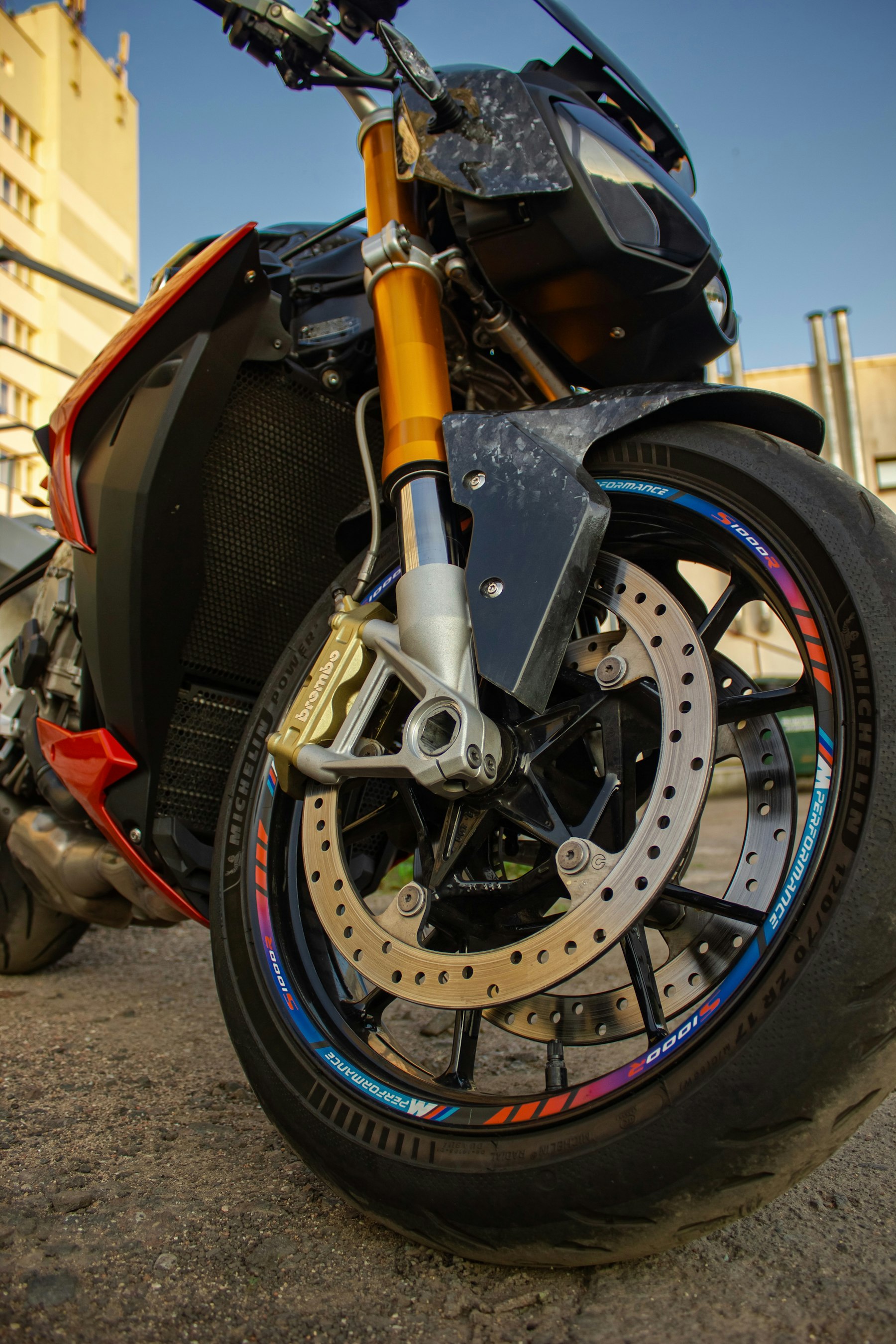 Gros plan sur la roue avant d'une moto sportive avec pneu Michelin et frein Brembo — illustration du pneumatique vital