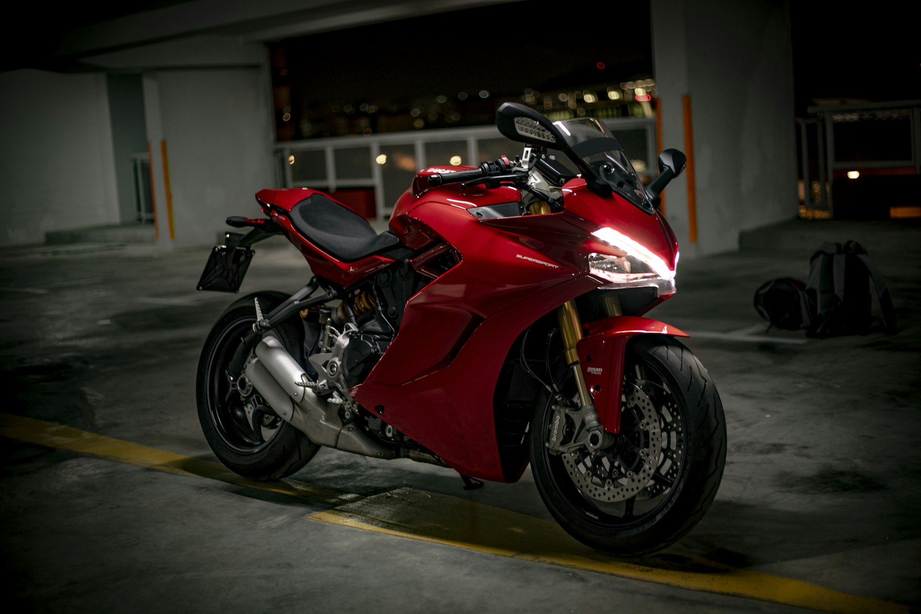 Sportbike rouge moderne avec carénage agressif — illustration de la vitesse à moto