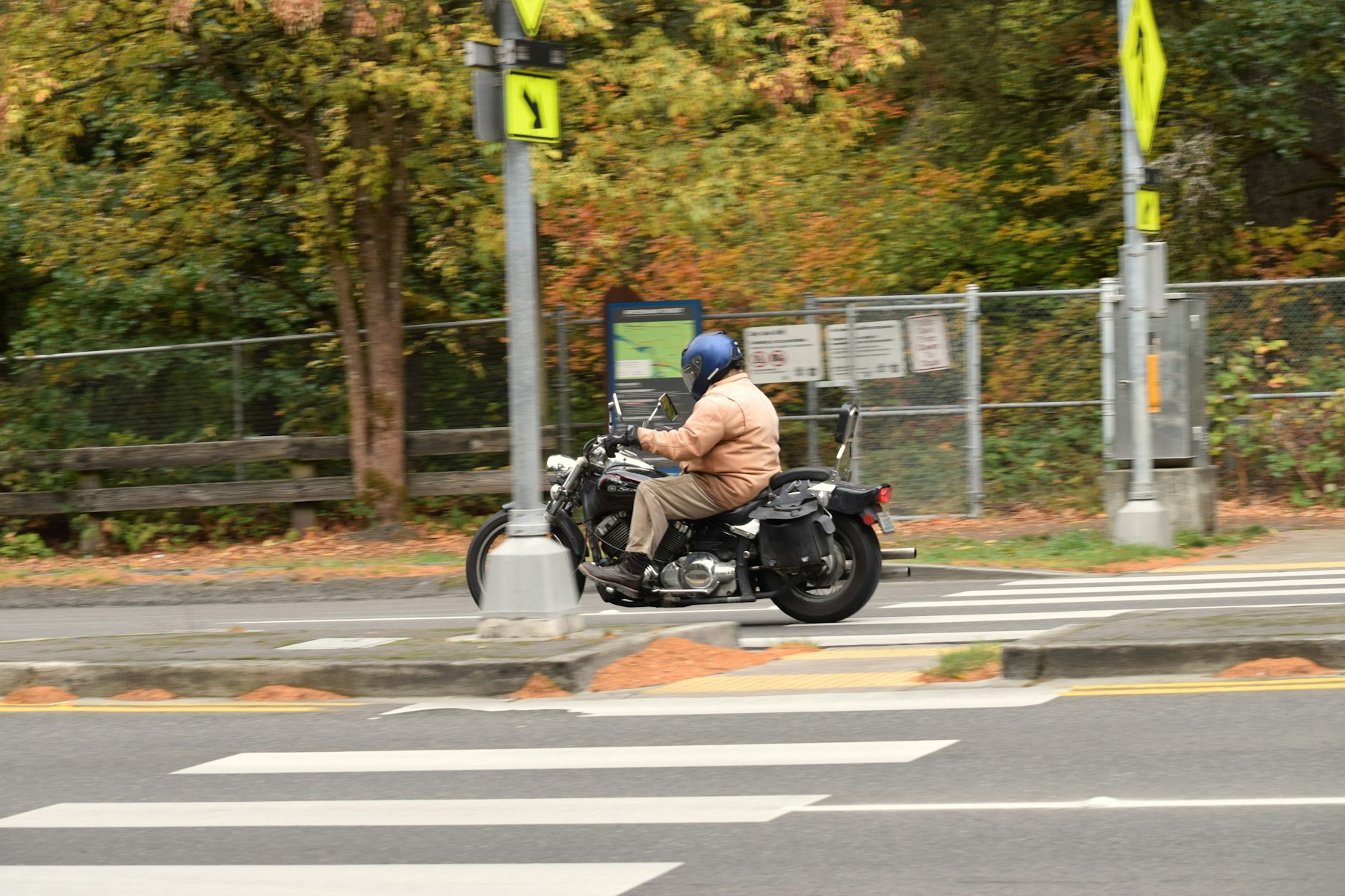 Motard franchissant un passage piéton en ville — illustration des risques pour les jeunes cyclomotoristes