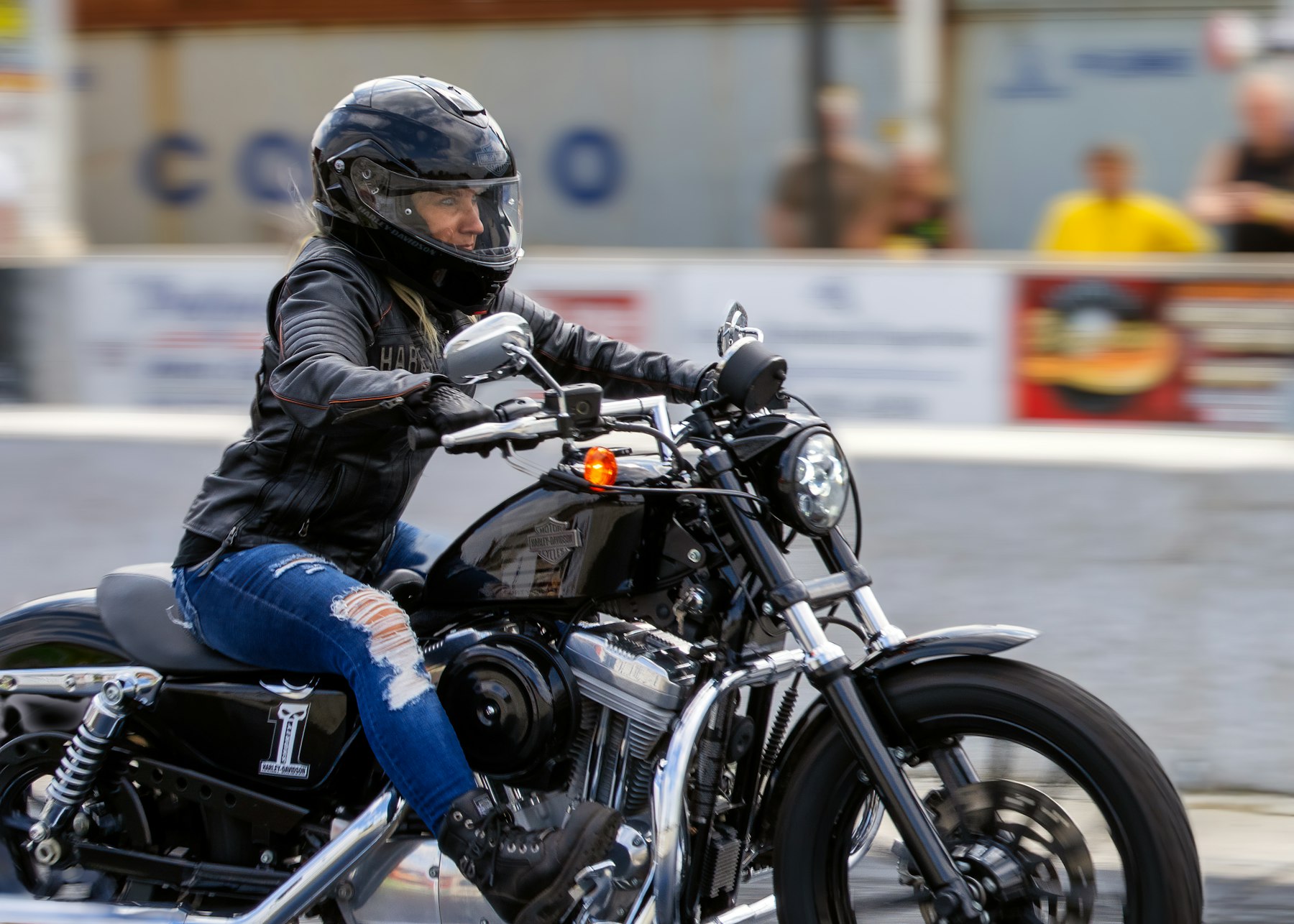 Motarde en blouson cuir, casque intégral, gants et bottes — équipement de protection complet