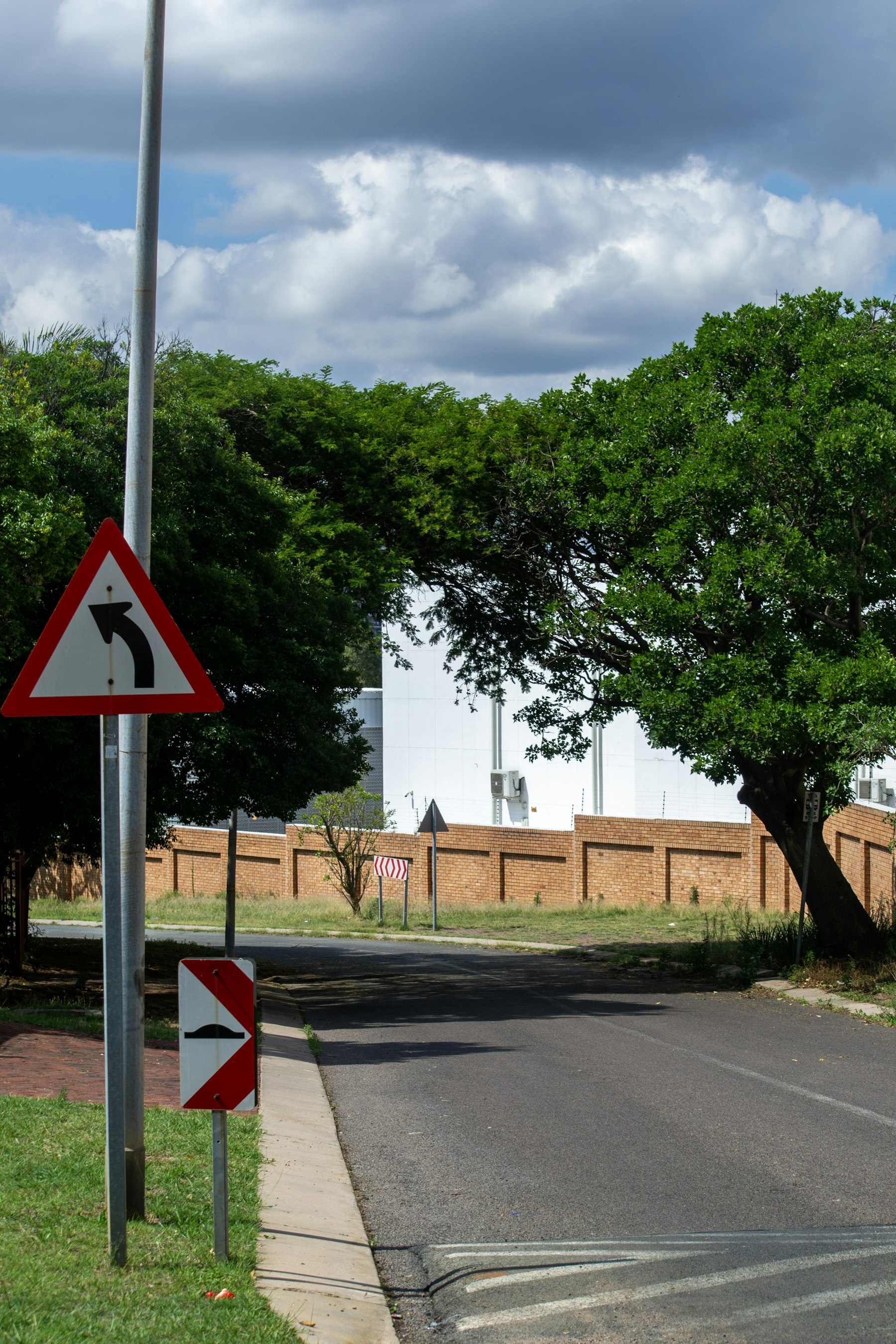 Route avec panneau de signalisation triangulaire bordée d'arbres — illustration de la signalisation routière